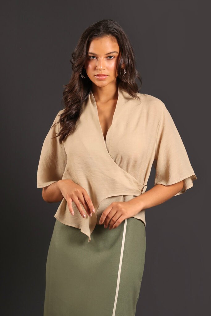 Blusa Transpasse Com Fivela Crepe