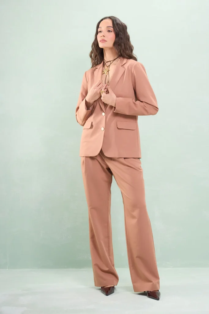 Calça Bolso Diagonal Detalhe Prega Alfaiataria