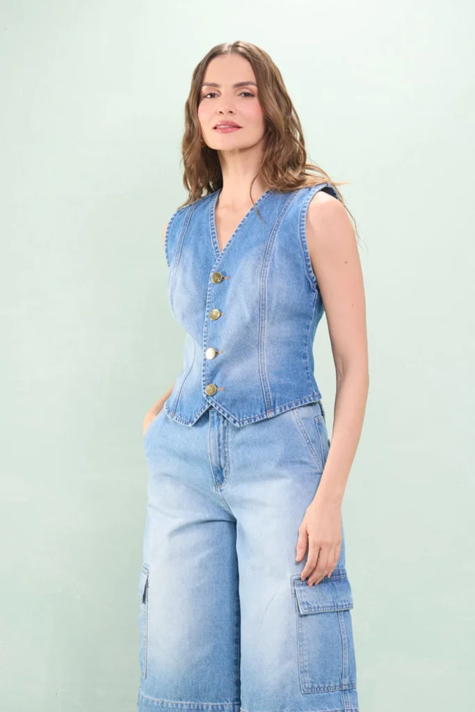 Colete Jeans Com Recorte e Abotoametno