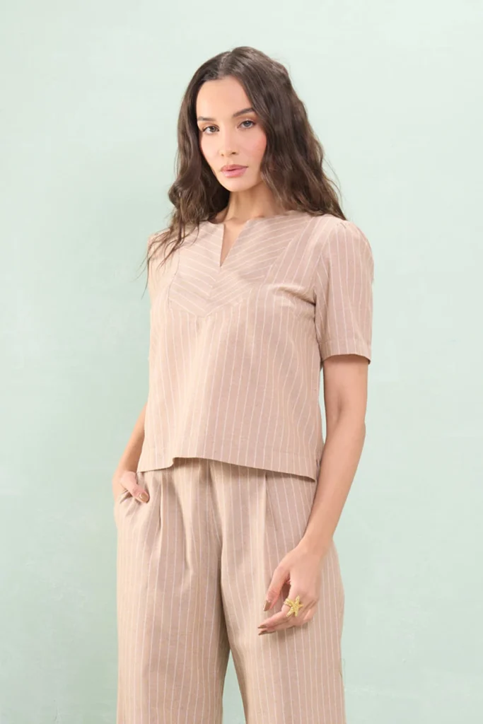 Blusa Com Manga Pala e Decote V Linho Listrado