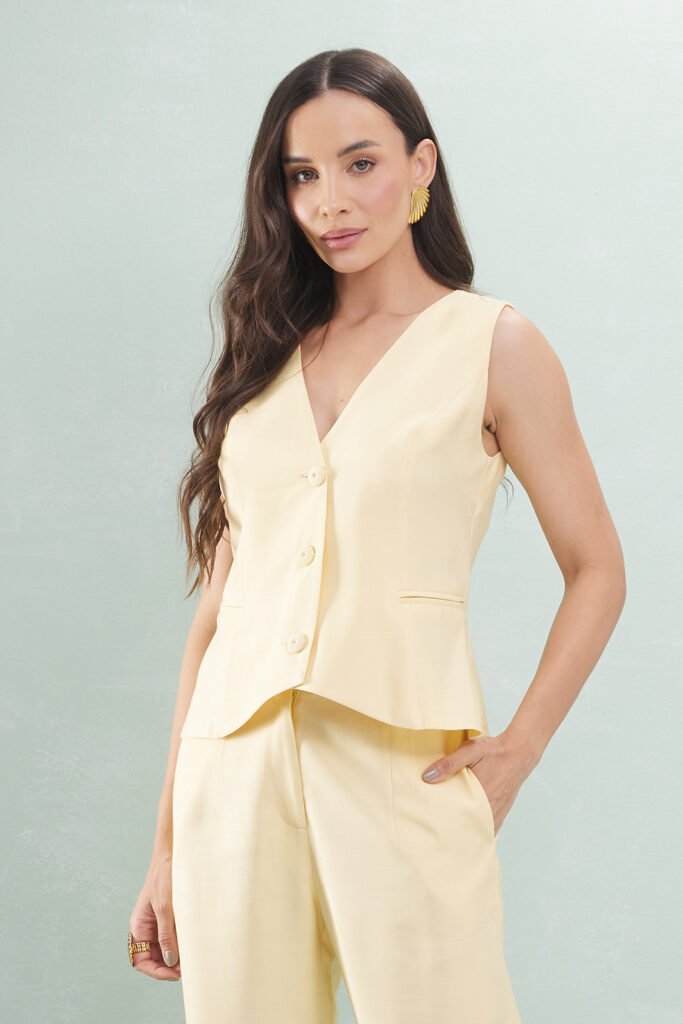 Colete Com Bolso Embutido e Botões Alfaiataria